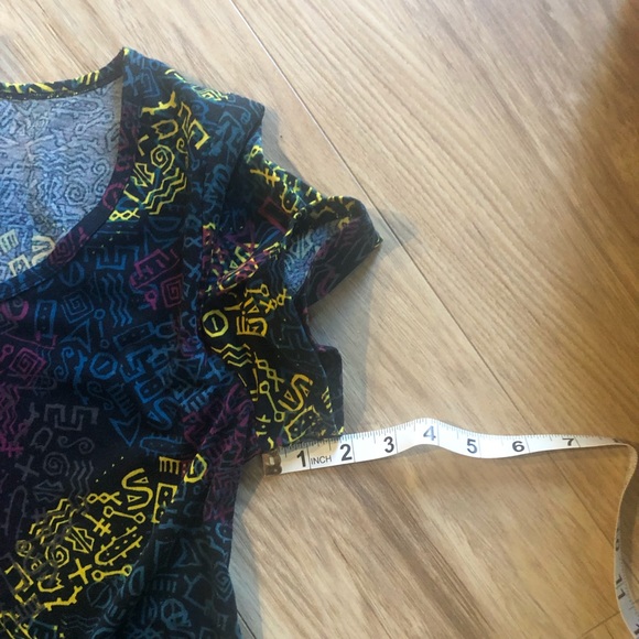 Fun pattern in this classic LuLaRoe top.🌷 - Picture 5 of 7